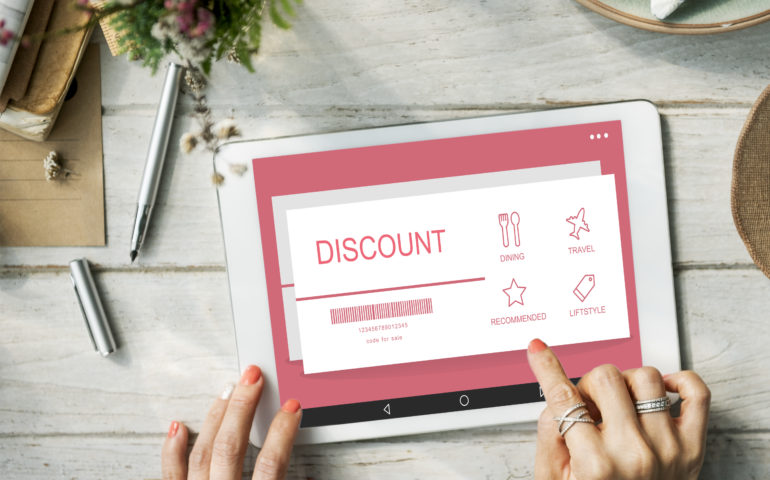 Banner do tutorial de criação de cupons de desconto no Magento 2 com ícones de porcentagem e um carrinho de compras ao lado do logo do Magento.
