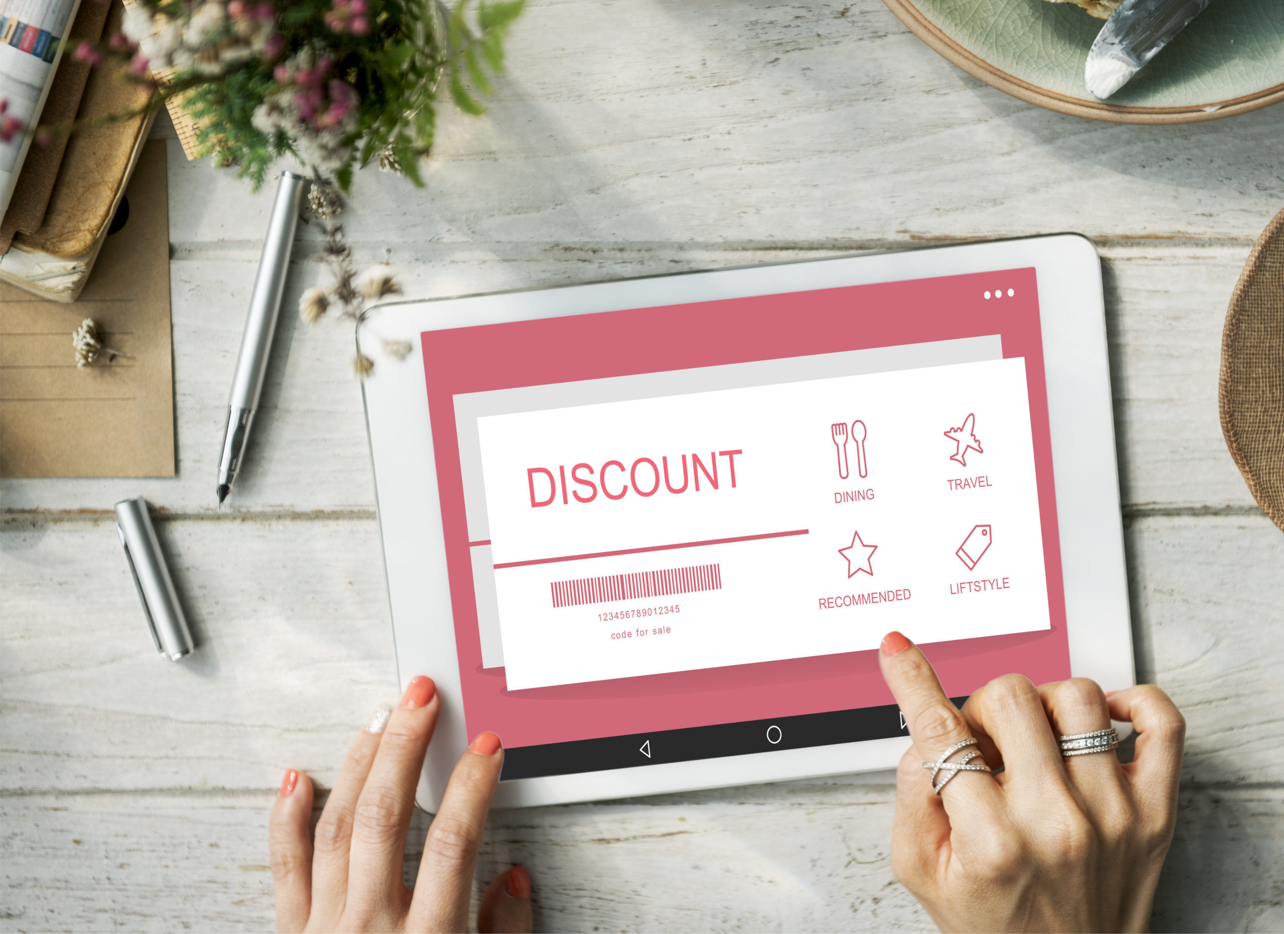 Banner do tutorial de criação de cupons de desconto no Magento 2 com ícones de porcentagem e um carrinho de compras ao lado do logo do Magento.